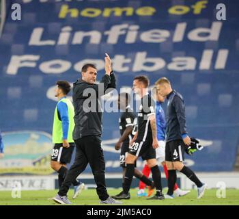 Windsor Park, Belfast, Irlande du Nord, Royaume-Uni. 04 août 2022. UEFA Europa League troisième cycle de qualification (première partie) – Linfield contre FC Zurich. Action du match de ce soir au parc Windsor (Linfield en bleu). David Healy, responsable de Linfield, salue les supports de Linfield après le match. Crédit : CAZIMB/Alamy Live News. Banque D'Images