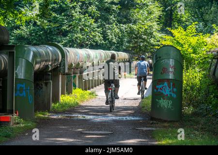 Vélo dans la région de Ruhr, Lothringentrasse, au nord de Bochum, Bochum-Grumme, ancienne ligne de chemin de fer, en grande partie le long des pipelines de chauffage de district, conn Banque D'Images