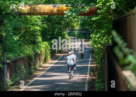 Vélo dans la région de Ruhr, Lothringentrasse, au nord de Bochum, Bochum-Grumme, ancienne ligne de chemin de fer, en grande partie le long des pipelines de chauffage de district, conn Banque D'Images