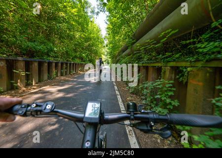 Vélo dans la région de Ruhr, Lothringentrasse, au nord de Bochum, Bochum-Grumme, ancienne ligne de chemin de fer, en grande partie le long des pipelines de chauffage de district, conn Banque D'Images