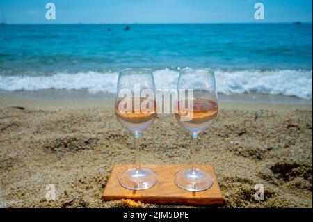 Vin de rose froid de Provence servi en plein air sur la plage de sable blanc Plage de Pampelonne près de Saint-Tropez, vacances d'été en France Banque D'Images