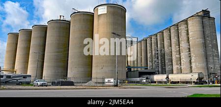 EMPORIA, KANSAS - le 4 AOÛT 2022 les transporteurs de grains en vrac sont remplis de soja dans les silos de l'usine de traitement des graines oléagineuses de Bunge et attendent d'être reliés à un train de marchandises. Le soja a été retiré de l'entreposage des silos des agriculteurs de la région et a été vendu pour exportation outre-mer. Banque D'Images