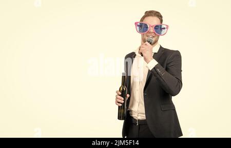 Vin et chant.Un drôle d'homme chante au micro.Soirée karaoké.Fête d'affaires.Événement d'entreprise Banque D'Images