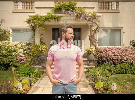 homme barbu mature immobilier vendant ou louant la maison, achetant la maison Banque D'Images