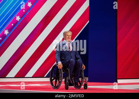 Dallas, Texas, États-Unis. 4th août 2022. Le gouverneur républicain du Texas GREG ABBOTT arrive à prendre la parole à la conférence du CPAC Texas 2022. (Image de crédit : © Chris Rusanowsky/ZUMA Press Wire) Banque D'Images