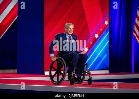 Dallas, Texas, États-Unis. 4th août 2022. Le gouverneur républicain du Texas GREG ABBOTT arrive à prendre la parole à la conférence du CPAC Texas 2022. (Image de crédit : © Chris Rusanowsky/ZUMA Press Wire) Banque D'Images