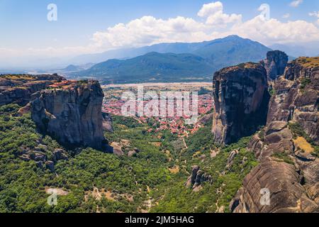 Vue aérienne stupéfiante des célèbres monastères sur les sommets des piliers de pierre à Meteora, Grèce. Photo de haute qualité Banque D'Images