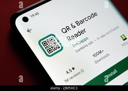 Application de lecteur de code à barres QR vue dans Google Play Store sur l'écran du smartphone placé sur fond rouge. Gros plan avec mise au point sélective. Stafford, unité Banque D'Images