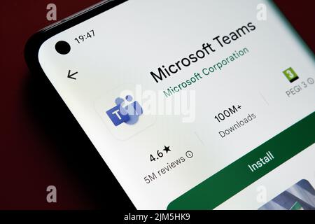 Application microsoft teams vue dans Google Play Store sur l'écran du smartphone placé sur fond rouge. Gros plan avec mise au point sélective. Stafford, États-Unis Banque D'Images