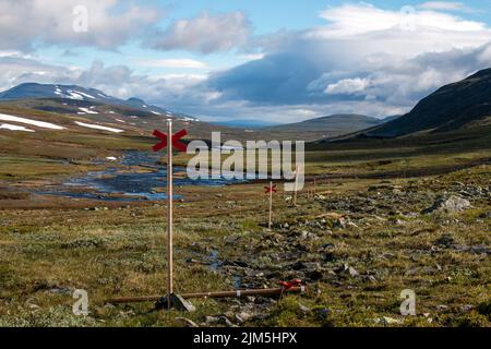 Un sentier de randonnée qui s'approche de la station de montagne Sylarna à Jamtland, en Suède Banque D'Images