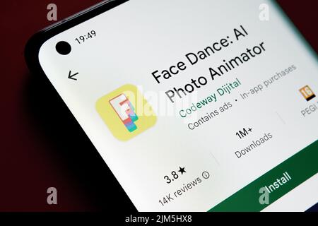 Application face Dance vue dans Google Play Store sur l'écran du smartphone placé sur fond rouge. Gros plan avec mise au point sélective. Stafford, United King Banque D'Images