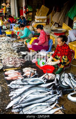 Duong Dong, Ile de Phu Quoc, Vietnam - 25 janvier 2018: Vendeurs de marché vietnamiens vendant des fruits de mer frais au marché de Duong Dong situé dans le Don de Duong Banque D'Images