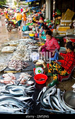 Duong Dong, Ile de Phu Quoc, Vietnam - 25 janvier 2018: Vendeurs de marché vietnamiens vendant des fruits de mer frais au marché de Duong Dong situé dans le Don de Duong Banque D'Images