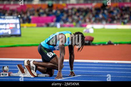 Birmingham, Royaume-Uni, 4th août 2022 ; Alexander Stadium, Birmingham, Midlands, Angleterre: Jour 7 des Jeux du Commonwealth 2022: Kendrick Thompson (BAH) sur les blocs de départ pour le Decathlon masculin 400m Banque D'Images