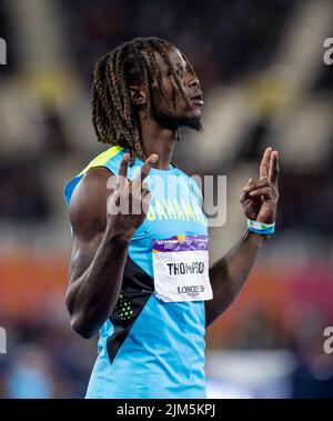 Birmingham, Royaume-Uni, 4th août 2022 ; Alexander Stadium, Birmingham, Midlands, Angleterre: Jour 7 des Jeux du Commonwealth 2022: Kendrick Thompson (BAH) est présenté aux spectateurs avant le début des 400m du Decathlon masculin Banque D'Images