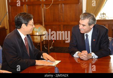 Bureau du Secrétaire - le Secrétaire Carlos Gutierrez avec l'Ambassadeur de Chine Zhou Banque D'Images