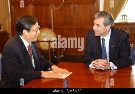 Bureau du Secrétaire - le Secrétaire Carlos Gutierrez avec l'Ambassadeur de Chine Zhou Banque D'Images