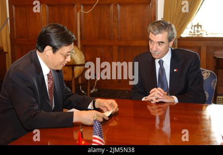 Bureau du Secrétaire - le Secrétaire Carlos Gutierrez avec l'Ambassadeur de Chine Zhou Banque D'Images