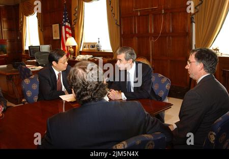 Bureau du Secrétaire - le Secrétaire Carlos Gutierrez avec l'Ambassadeur de Chine Zhou Banque D'Images