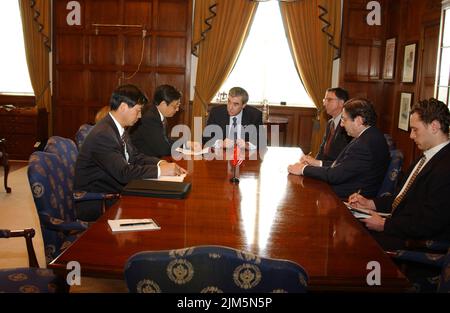 Bureau du Secrétaire - le Secrétaire Carlos Gutierrez avec l'Ambassadeur de Chine Zhou Banque D'Images