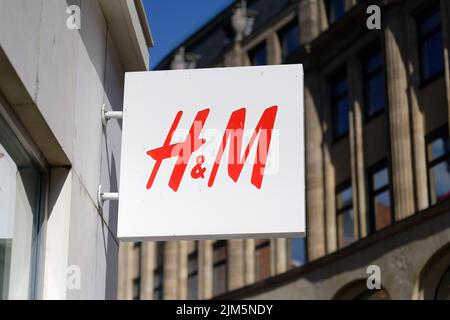 Cologne, Allemagne, 03 août 2022 : panneau publicitaire H&M sur la Schildergasse à cologne Banque D'Images