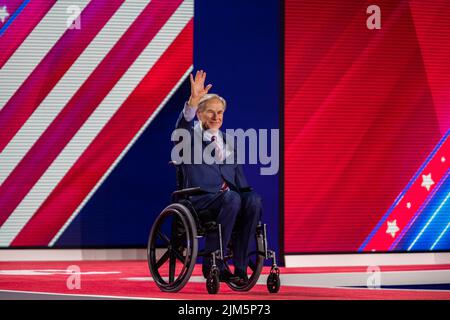 Dallas, Texas, États-Unis. 4th août 2022. Le gouverneur républicain du Texas GREG ABBOTT arrive à prendre la parole à la conférence du CPAC Texas 2022. (Image de crédit : © Chris Rusanowsky/ZUMA Press Wire) Banque D'Images