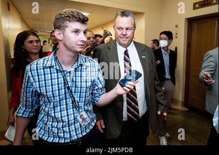 Washington, États-Unis. 04th août 2022. Le sénateur américain Jon Tester (D-MT) parle avec des journalistes au Capitole des États-Unis. Crédit : SOPA Images Limited/Alamy Live News Banque D'Images