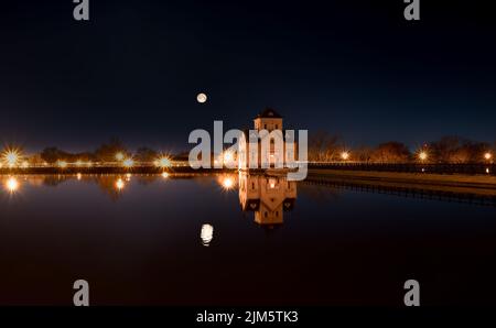 Un cliché hypnotisant du réservoir de Louisville avec le reflet de la pleine lune dans l'eau Banque D'Images