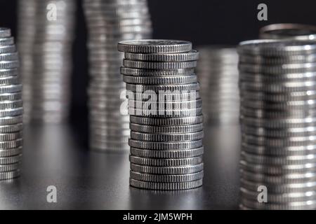 Pièces de monnaie en métal empilées les unes sur les autres Banque D'Images