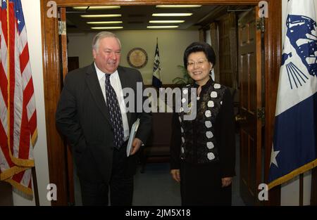 Bureau du Secrétaire - le Secrétaire Carlos Gutierrez avec le Ministre chinois Banque D'Images