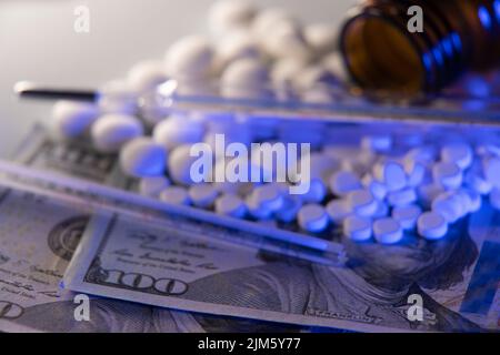 Pilules avec thermomètre de fièvre et dollars des États-Unis. Coût de la médecine et de la santé aux Etats-Unis. Diagnostic de santé avec thermomètre à mercure Banque D'Images