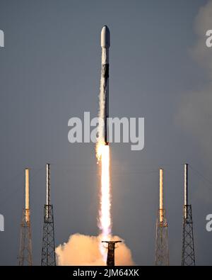 Une fusée SpaceX Falcon 9 lance l'orbiteur lunaire Pathfinder de Corée (KPLO) du complexe 40 à 7:08 PM depuis la station de la Force spatiale du Cap Canaveral, Floride, jeudi 4 août 2022. La mission de la Corée du Sud recherchera des zones potentielles de glace d'eau à la surface lunaire. Photo de Joe Marino/UPI crédit: UPI/Alay Live News Banque D'Images