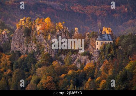 Les ruines du château de Vranov avec une petite chapelle de rocher, Panthéon, République tchèque Banque D'Images