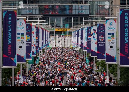 Euro 2022: Les fans arrivent au stade Wembley avant la finale du match des femmes de l'UEFA EURO Angleterre contre Allemagne. Londres, Royaume-Uni Banque D'Images