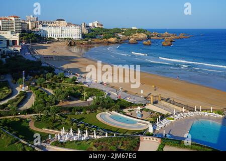 BIARRITZ, FRANCE -20 AOÛT 2021- vue sur la plage de la Grande Plage dans la station balnéaire de Biarritz, pays basque, France, connue pour ses vagues et ses Banque D'Images