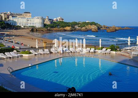 BIARRITZ, FRANCE -20 AOÛT 2021- vue sur la plage de la Grande Plage dans la station balnéaire de Biarritz, pays basque, France, connue pour ses vagues et ses Banque D'Images