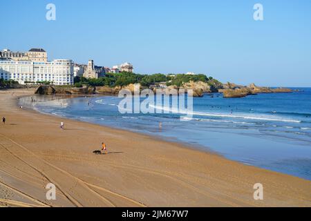 BIARRITZ, FRANCE -20 AOÛT 2021- vue sur la plage de la Grande Plage dans la station balnéaire de Biarritz, pays basque, France, connue pour ses vagues et ses Banque D'Images