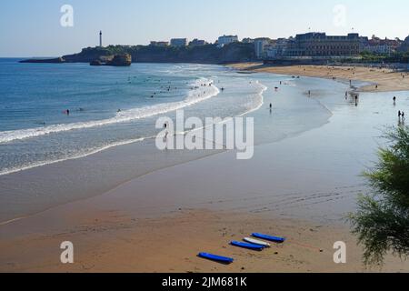 BIARRITZ, FRANCE -20 AOÛT 2021- vue sur la plage de la Grande Plage dans la station balnéaire de Biarritz, pays basque, France, connue pour ses vagues et ses Banque D'Images