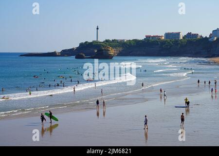 BIARRITZ, FRANCE -20 AOÛT 2021- vue sur la plage de la Grande Plage dans la station balnéaire de Biarritz, pays basque, France, connue pour ses vagues et ses Banque D'Images