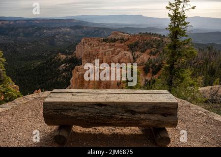 Vue sur le banc de bois dans le parc national de Bryce Canyon Banque D'Images