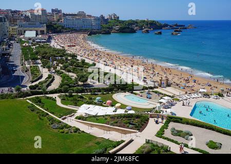 BIARRITZ, FRANCE -20 AOÛT 2021- vue sur la plage de la Grande Plage dans la station balnéaire de Biarritz, pays basque, France, connue pour ses vagues et ses Banque D'Images