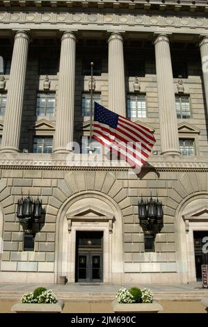 Bureau du secrétaire - drapeau flotté à la moitié du personnel pour le Mémorial Tim Hauser Banque D'Images