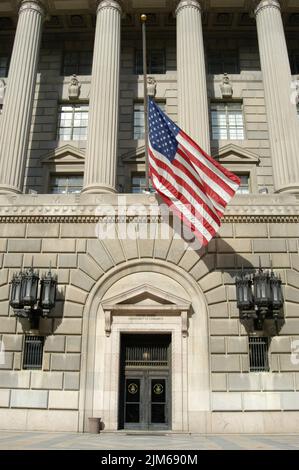 Bureau du secrétaire - drapeau flotté à la moitié du personnel pour le Mémorial Tim Hauser Banque D'Images