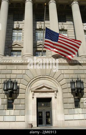 Bureau du secrétaire - drapeau flotté à la moitié du personnel pour le Mémorial Tim Hauser Banque D'Images