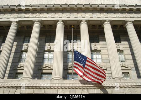 Bureau du secrétaire - drapeau flotté à la moitié du personnel pour le Mémorial Tim Hauser Banque D'Images