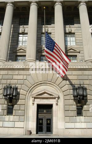 Bureau du secrétaire - drapeau flotté à la moitié du personnel pour le Mémorial Tim Hauser Banque D'Images