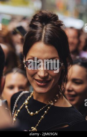 Observations de célébrités - New York, Bella Hadid départ de l'hôtel Mercer NEW YORK, NEW YORK - MAI 01 : Bella Hadid est vue à Tribeca sur 01 mai 2022 Banque D'Images