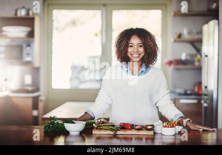 Santé, bien-être et nourriture d'un mode de vie sain, portrait de bonne femme noire cuisine dans une cuisine. Nutritionniste afro-américain en bonne santé Banque D'Images