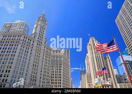 Wrigley Building et Tribune Tower sur Michigan Avenue, avec au premier plan sur le drapeau de l'Illinois à Chicago, USA Banque D'Images