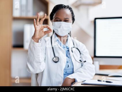 Pratiquer le professionnalisme qui mène au perfectionnisme. Portrait d'un jeune médecin faisant un bon signe. Banque D'Images